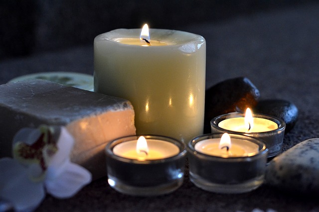 Sviečky patria k atmosfére pri masáži