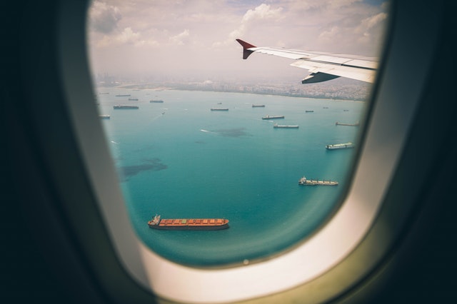 Pohľad na more z okienka lietadla.jpg